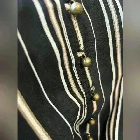 Maurice’s Women’s Cropped Short Sleeve Blouse Black/Tan Strip Button Knot Size M - Picture 5 of 9
